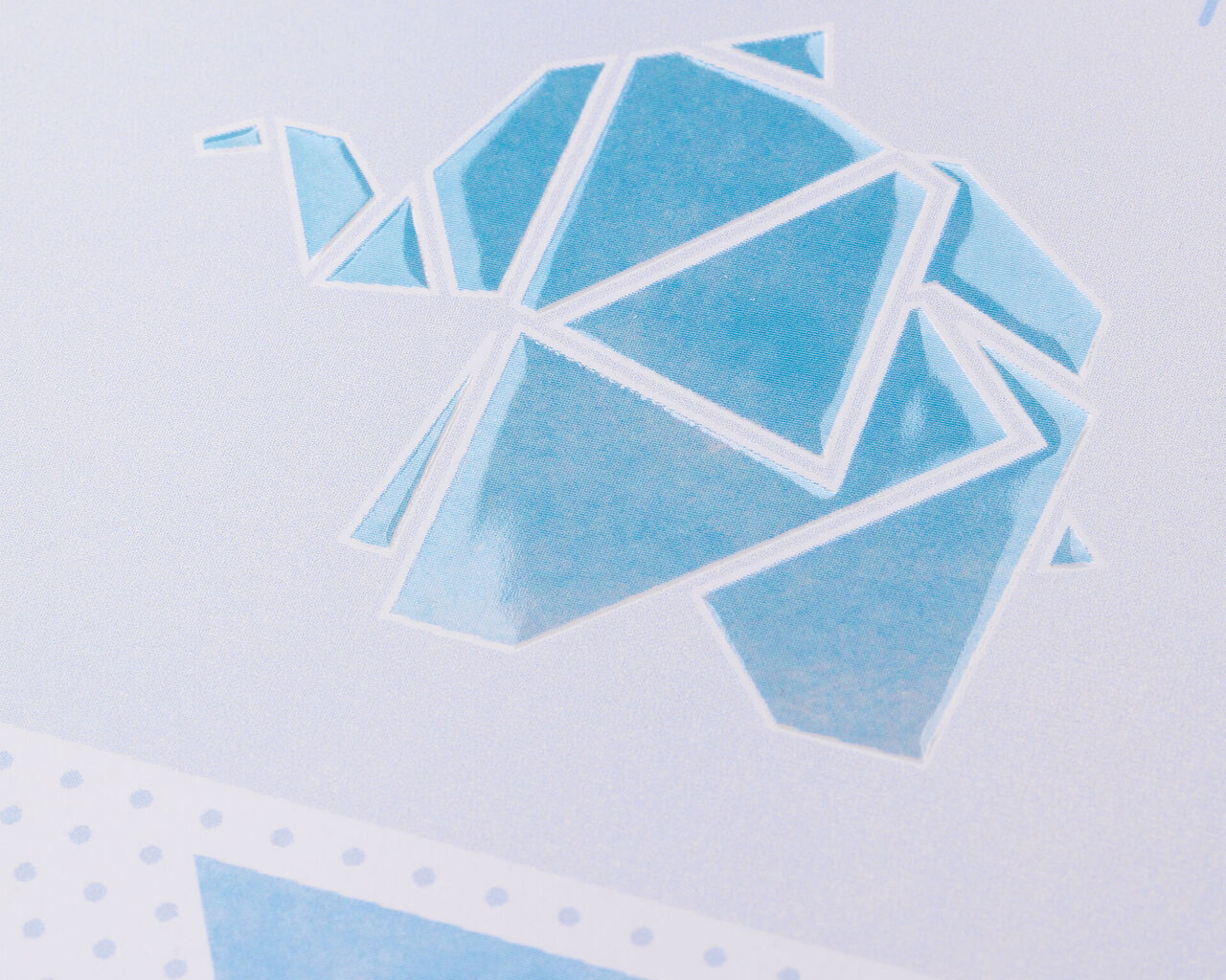 Ett kreativt, ljusblått geometriskt grafikdesign på vit bakgrund.