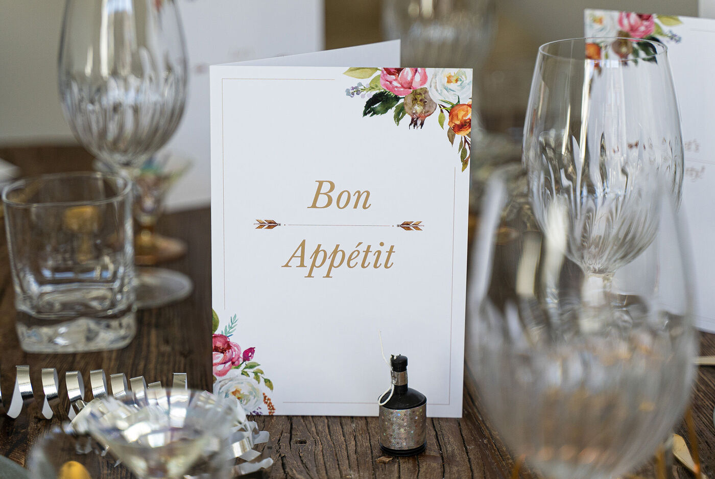 Ett bord med festlig dekoration, där en "Bon Appétit" kort står i elegant skrift