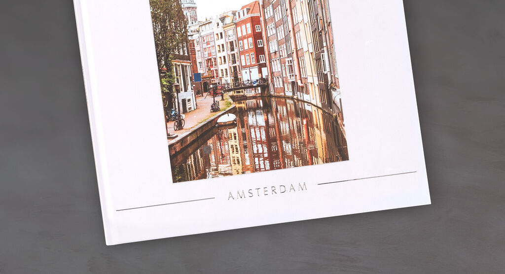 CEWE fotobok med foto av Amsterdam som visar arkitektur och kanal