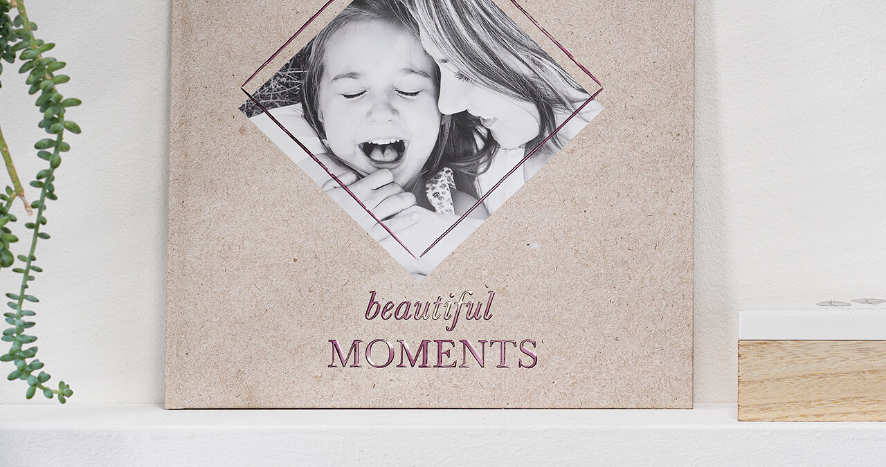 En kreativ fotobok på ett bord med texten "beautiful Moments".