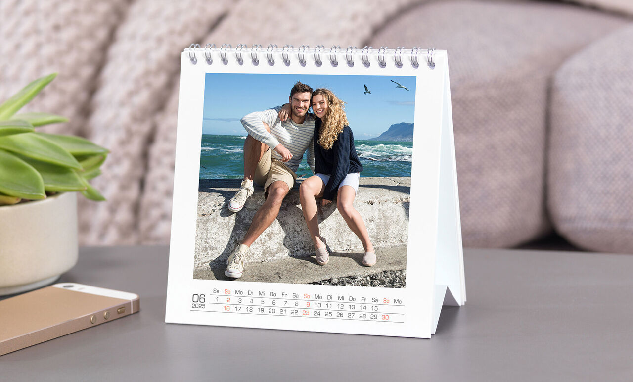 En personlig fotoalmanacka med ett lyckligt par vid stranden.