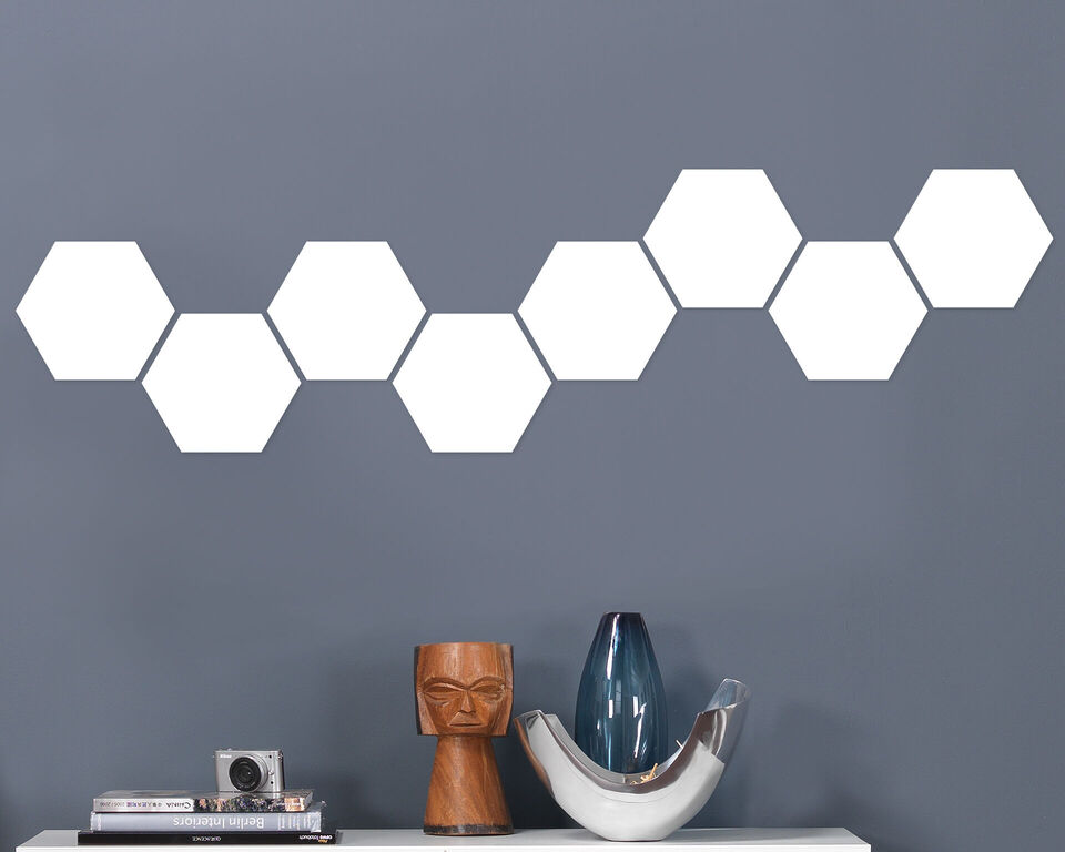 Stilfull väggdekoration med vita hexagoner på grå bakgrund, perfekt för kreativ design