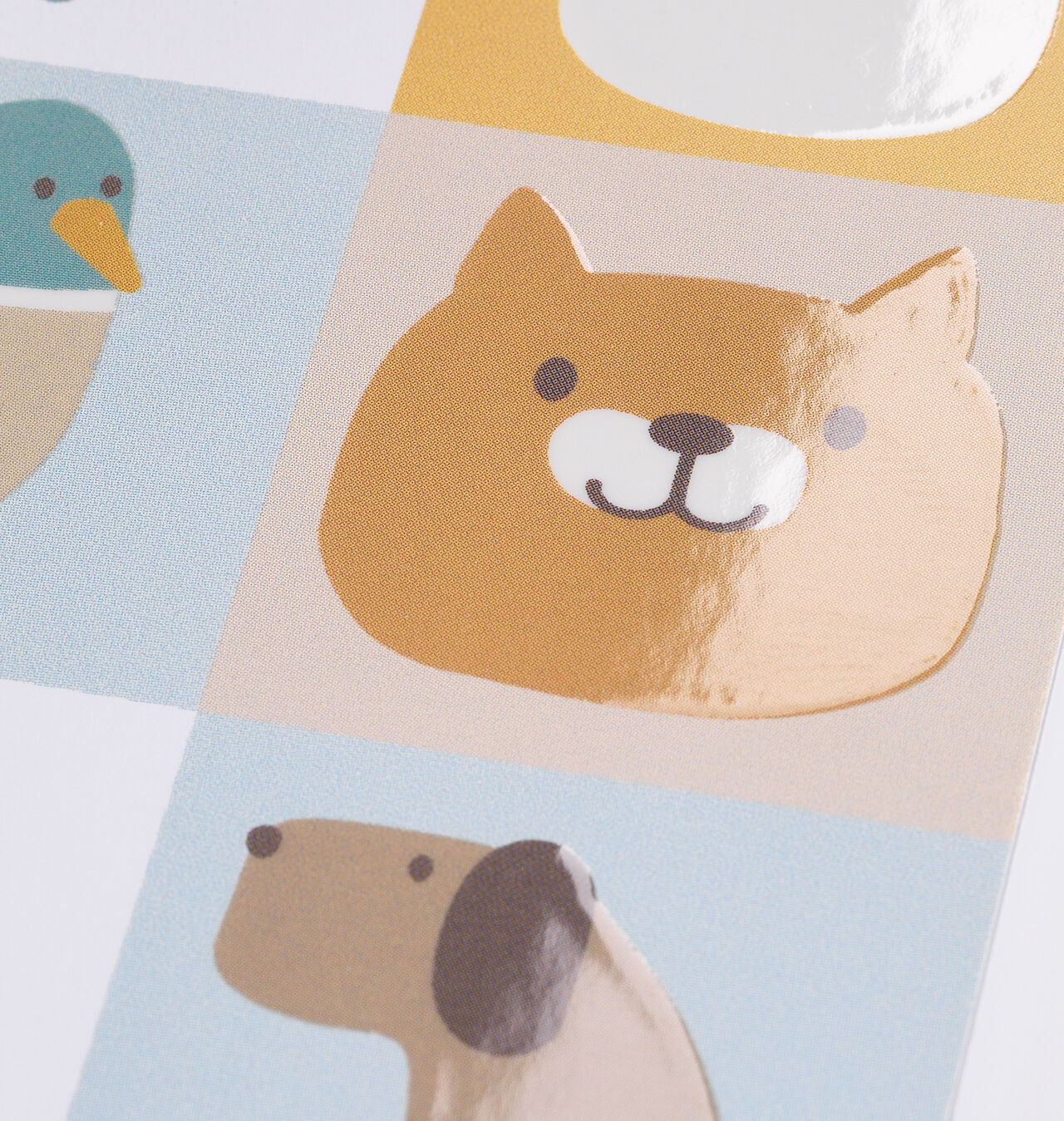 Illustration av färgglada djurmotiv, inklusive en hund och en katt.