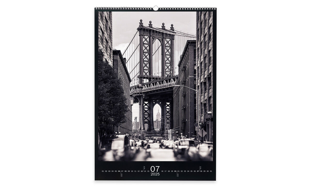 Svartvitt foto av Brooklyn Bridge med trafik i New York