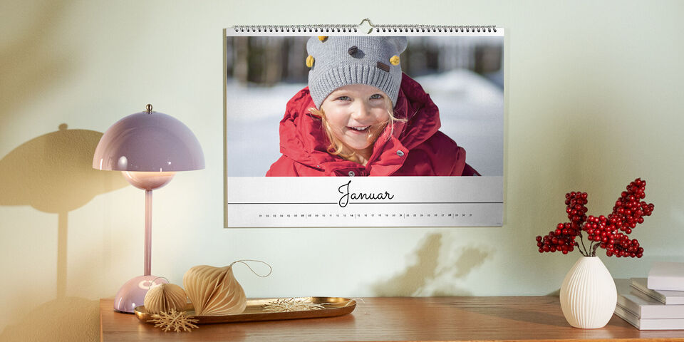 En vacker fotokalender för januari, dekorerad med glädjande vintermotiv.
