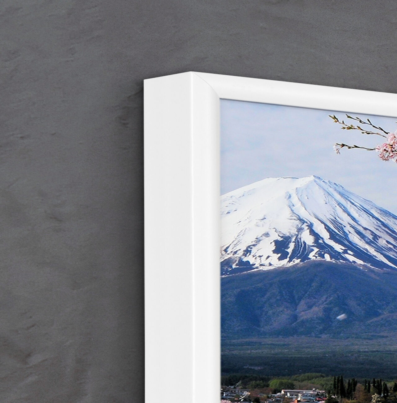 En väggdekoration med utsikt över den snöbeklädda Mount Fuji och blommande blommor.