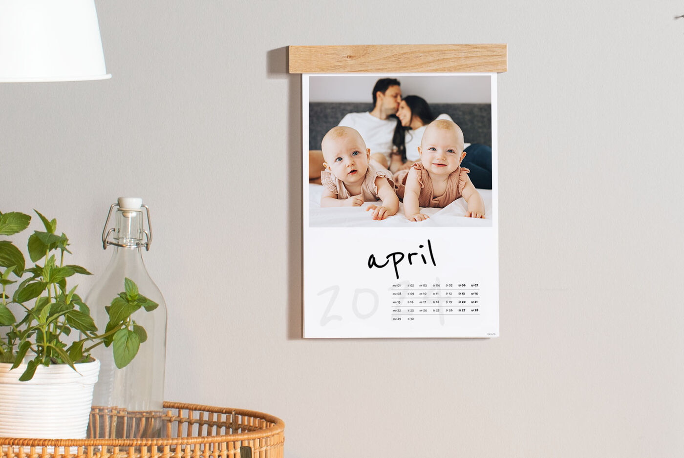Kalenderblad för april med två spädbarn i en säng