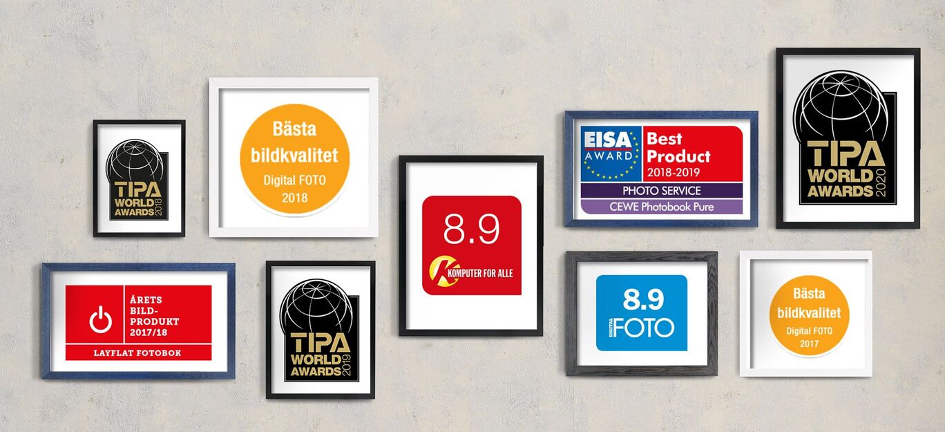 En vägg med olika utmärkelser och priser, inklusive EISA Bästa produkt och TIPA World Awards 2018.