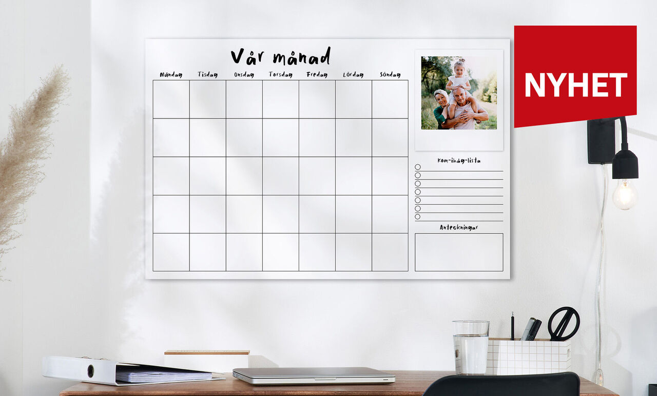Modern väggkalender med plats för foton, perfekt för familjer.