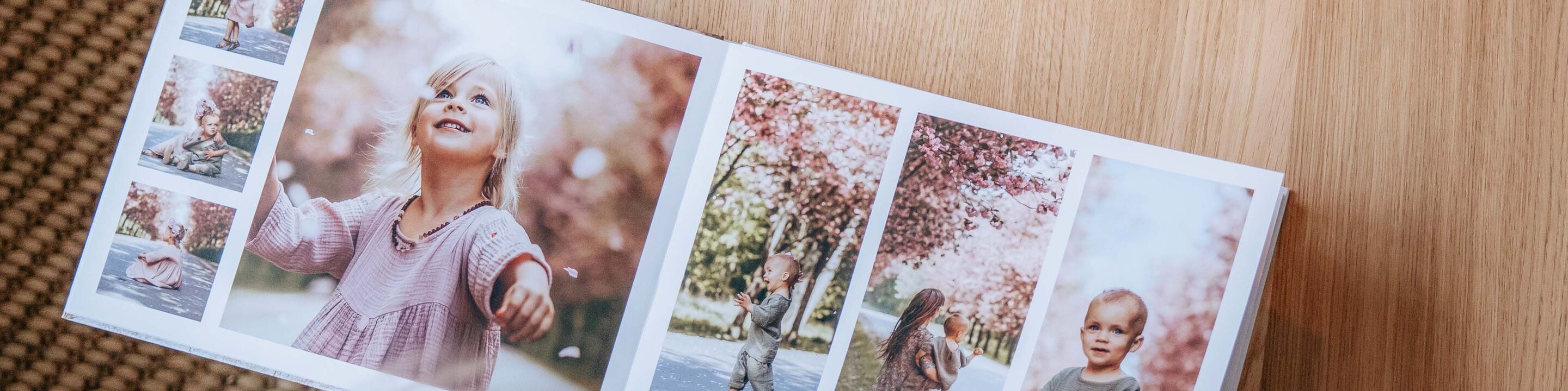 En vacker CEWE fotobok visar minnen under blommande träd.
