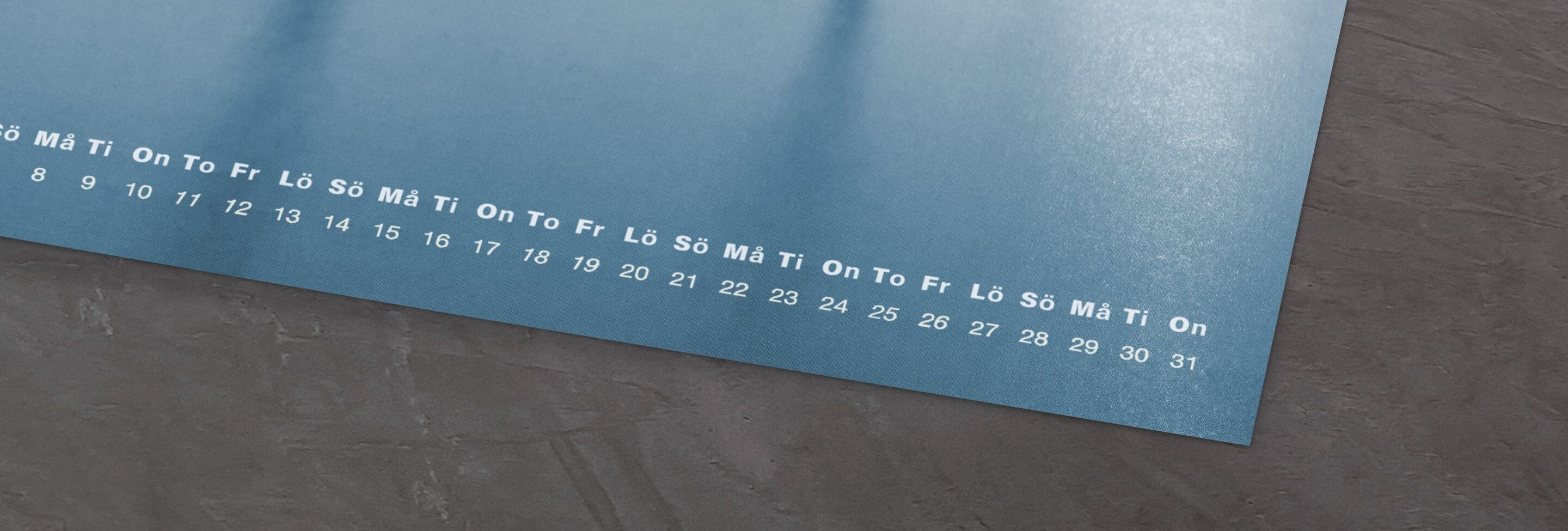 Kalender med blå bakgrund och datum för varje dag i månaden.