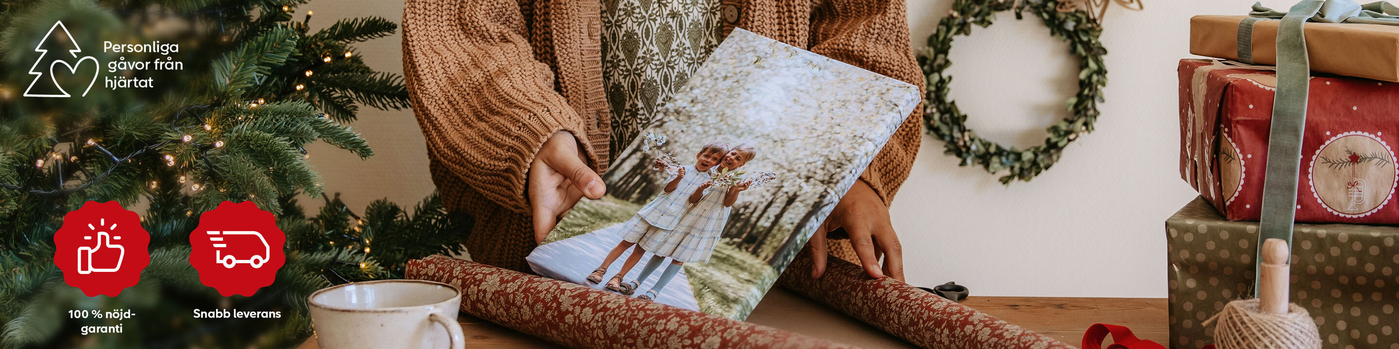En person håller en present med ett foto av två personer i varma vinterkläder.