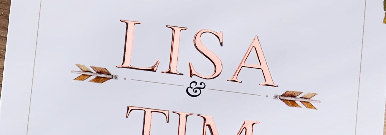 Vacker inbjudningskort för bröllop av Lisa och Tim