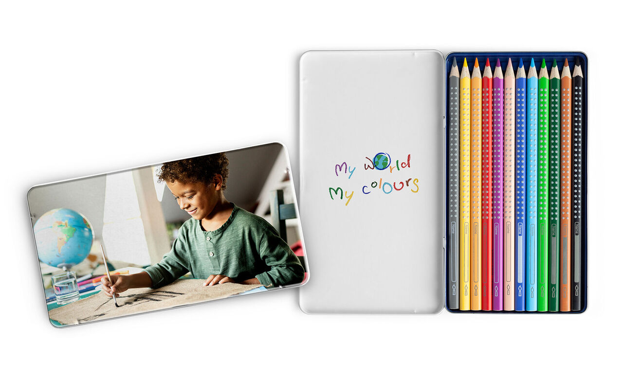 Ett barn ritar med färgglada pennor. Till höger finns många färgpennor och en anteckningsbok med titeln "my world my colours".