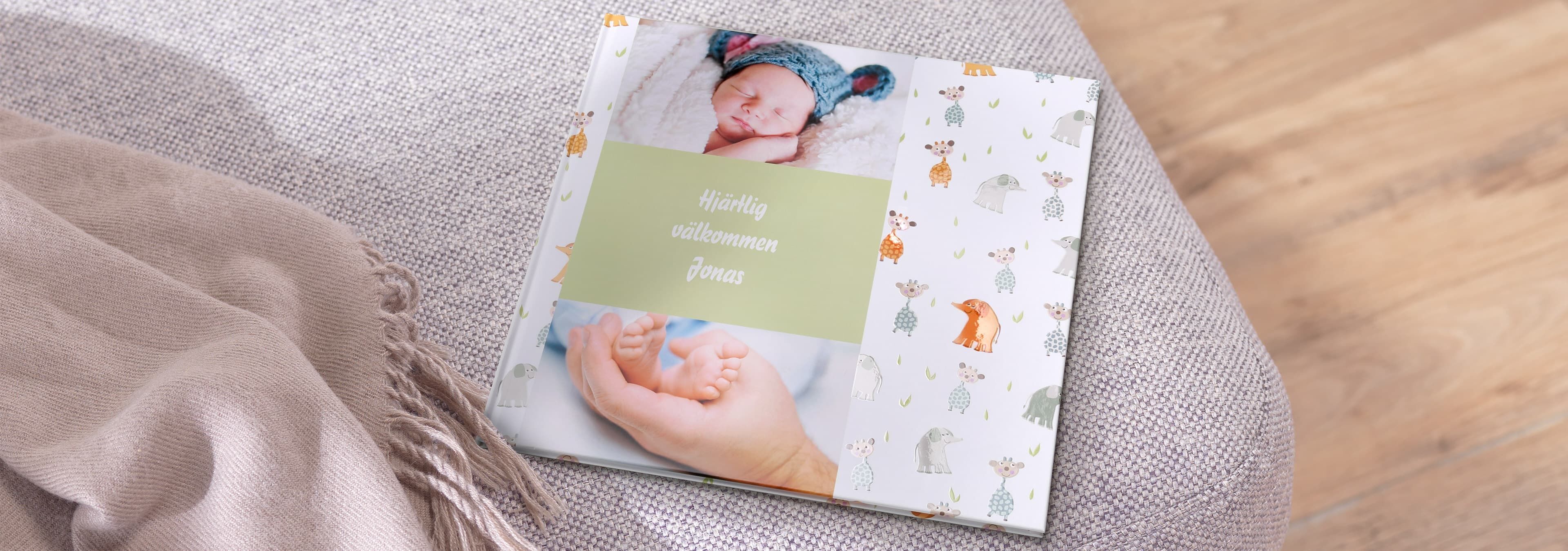 En handgjord fotobok som visar ett kärleksfullt välkomnande, omgiven av söta djurmotiv.