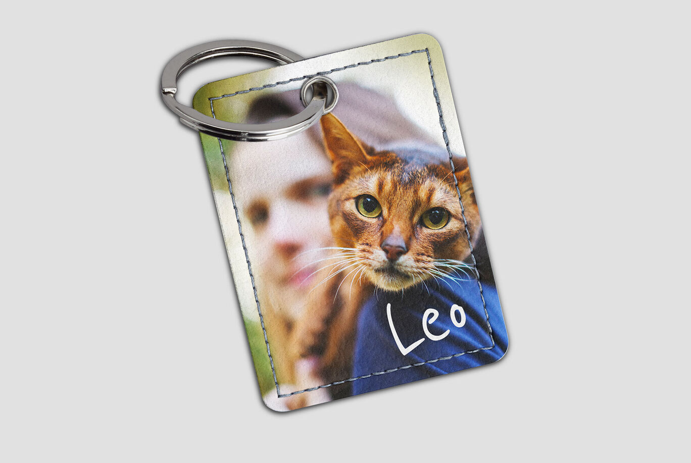 Person med katt på nyckelring, namn Leo synligt
