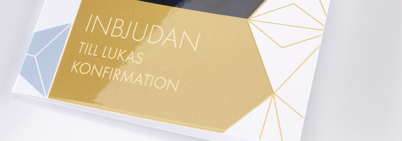 Ett inbjudande inbjudningskort i guld och pastellfärger, designat för Lukas konfirmation.