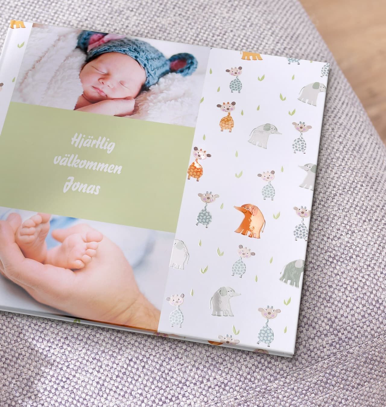 En kärleksfullt designad Fotobok med djurmotiv på omslaget. Den visar babytår och texten: 'Välkommen Jonas'.