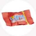 En röd godis från Tony's Chocolonely med gul klistermärke