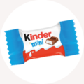 Ett färgglatt chokladförpackning av Kinder Mini med blå kant