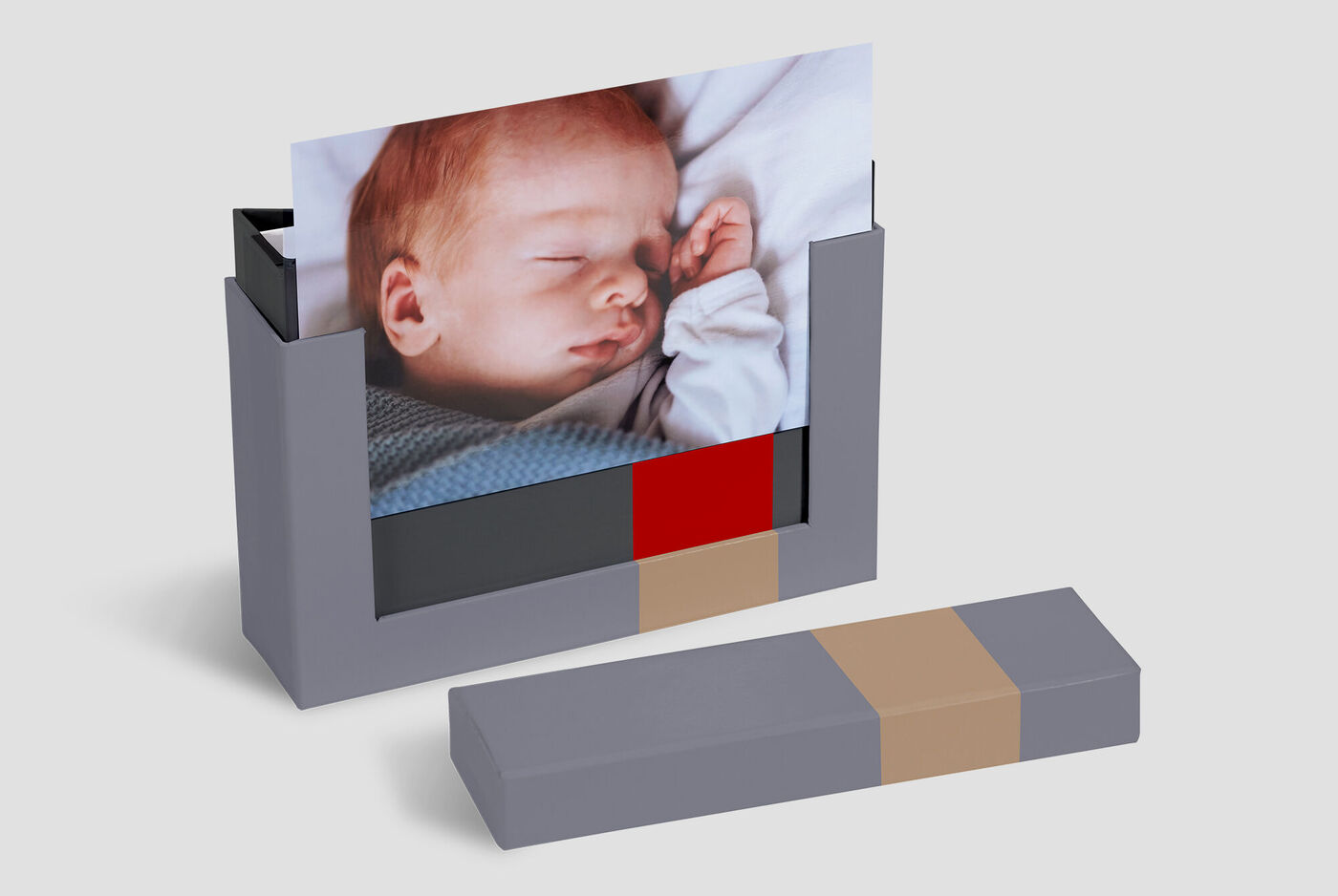 Ett kreativt set med fotokort och ett speciellt ögonblick, kärleksfullt presenterat.
