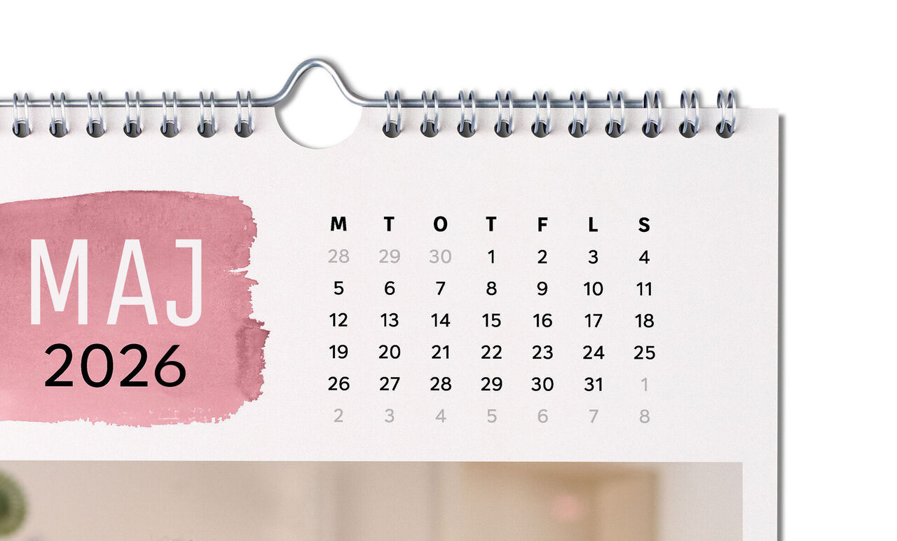 Kalender med rosa text "MAJ 2025" och datum.
