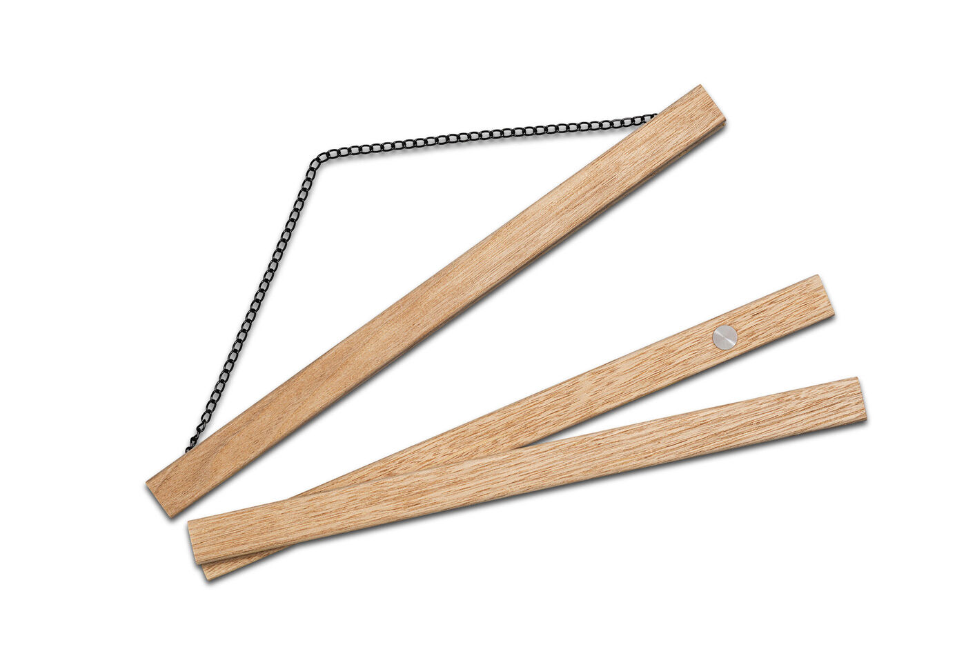 Tre staplade träslister med en kedja som visar den flexibla designen.