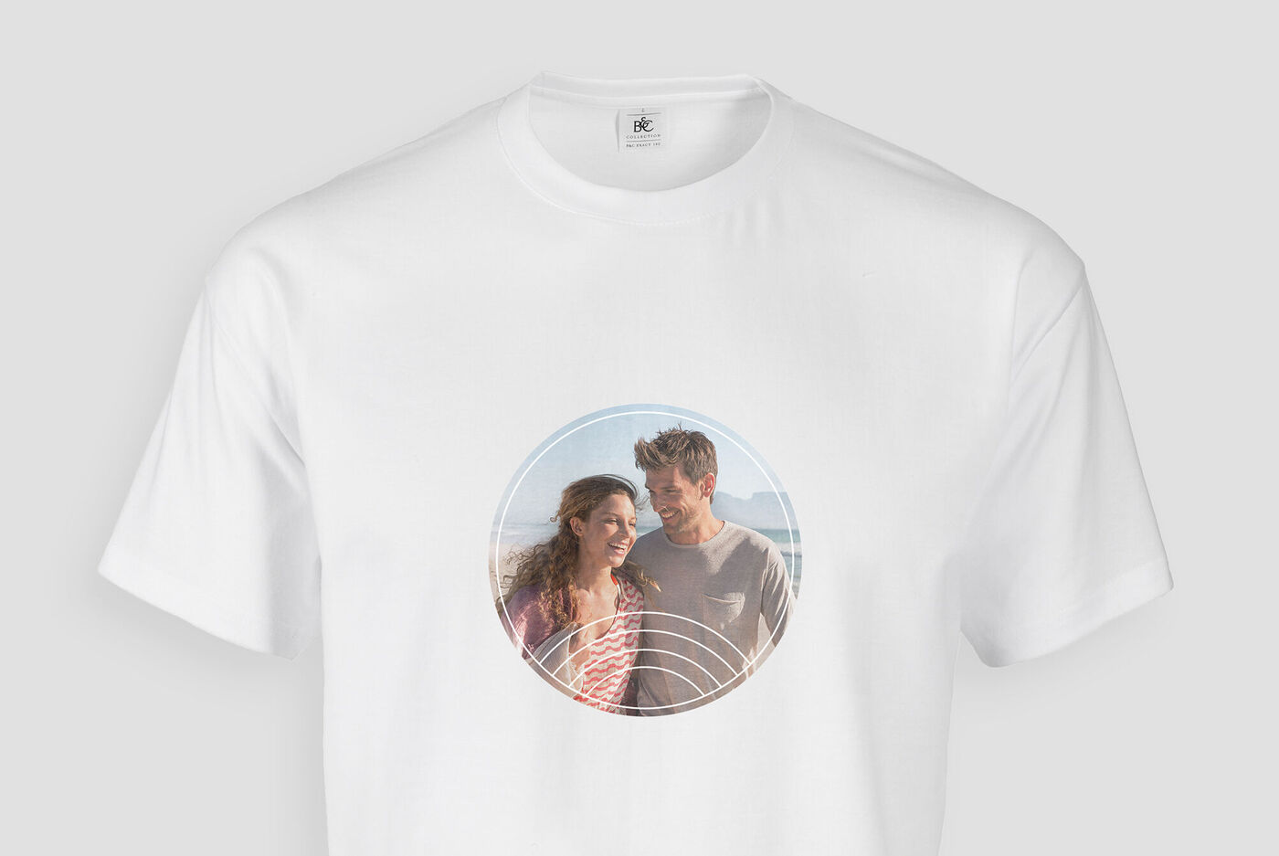 Ett par i en vit T-shirt med en rund bild i ramen som utstrålar glädje.