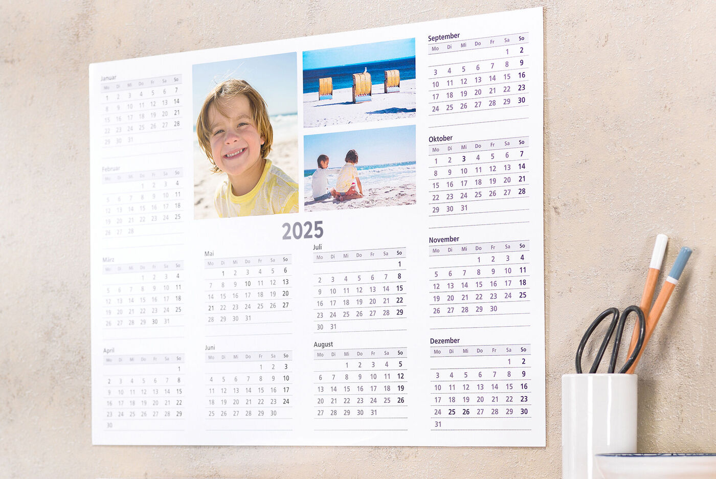 En personlig fotokalender med bilder från semesterstunder.
