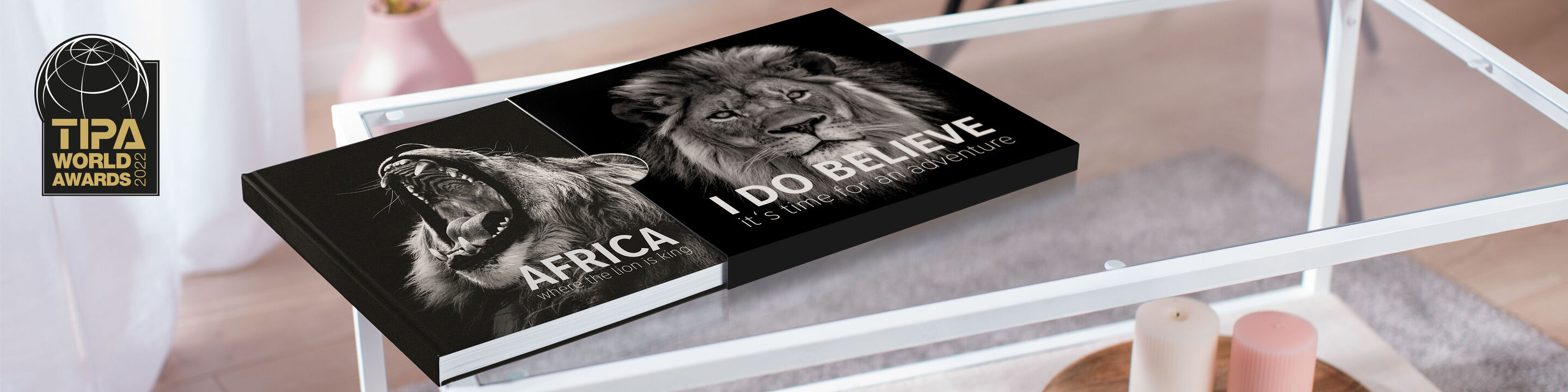 En högkvalitativ fotobok på ett bord, med titeln "Africa" och en majestätisk lejon på framsidan. Det visar kärleken till afrikansk vildmark.