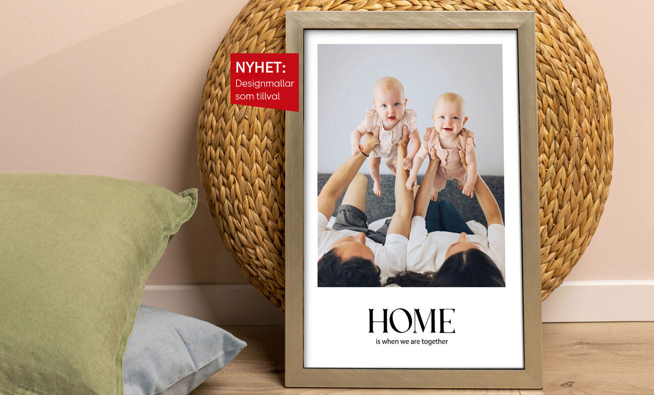 Familjefoto med två bebisar i en ram, omgiven av naturliga dekorelement.