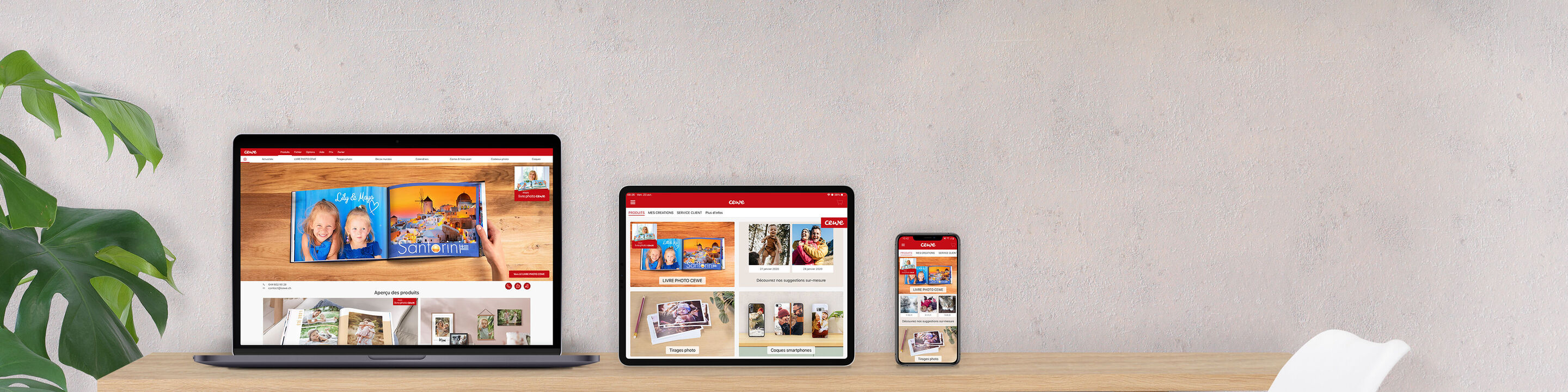 Tre enheter visar CEWE Fotobok-webbplatsen: laptop, surfplatta och smartphone.