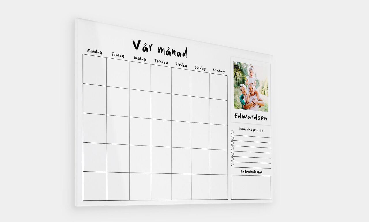 En modern vit väggkalender med plats för foton och anteckningar. Veckodagarna är tydligt angivna.