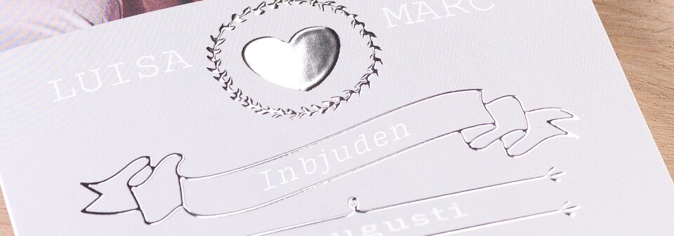Ett kreativt inbjudningskort designat för ett bröllop med hjärtformad detalj.