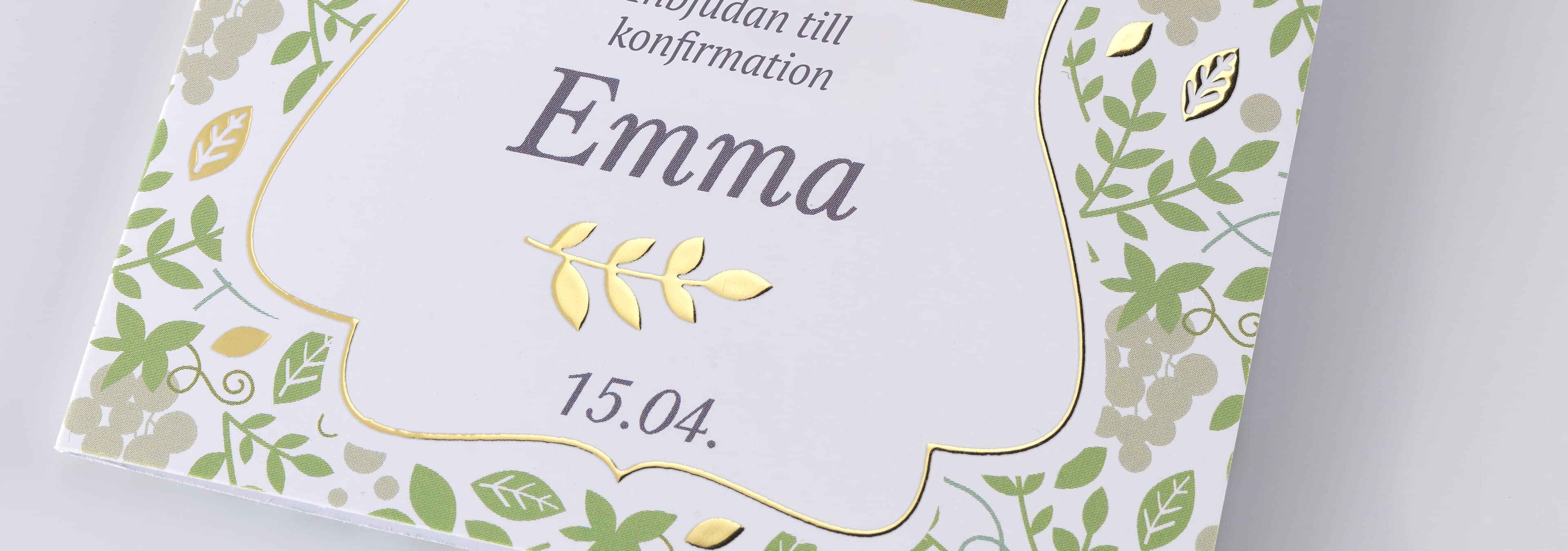Inbjudningskort till konfirmationen med blomsterelement i grönt och guld. Kortet visar namnet Emma och datumet 15.04.