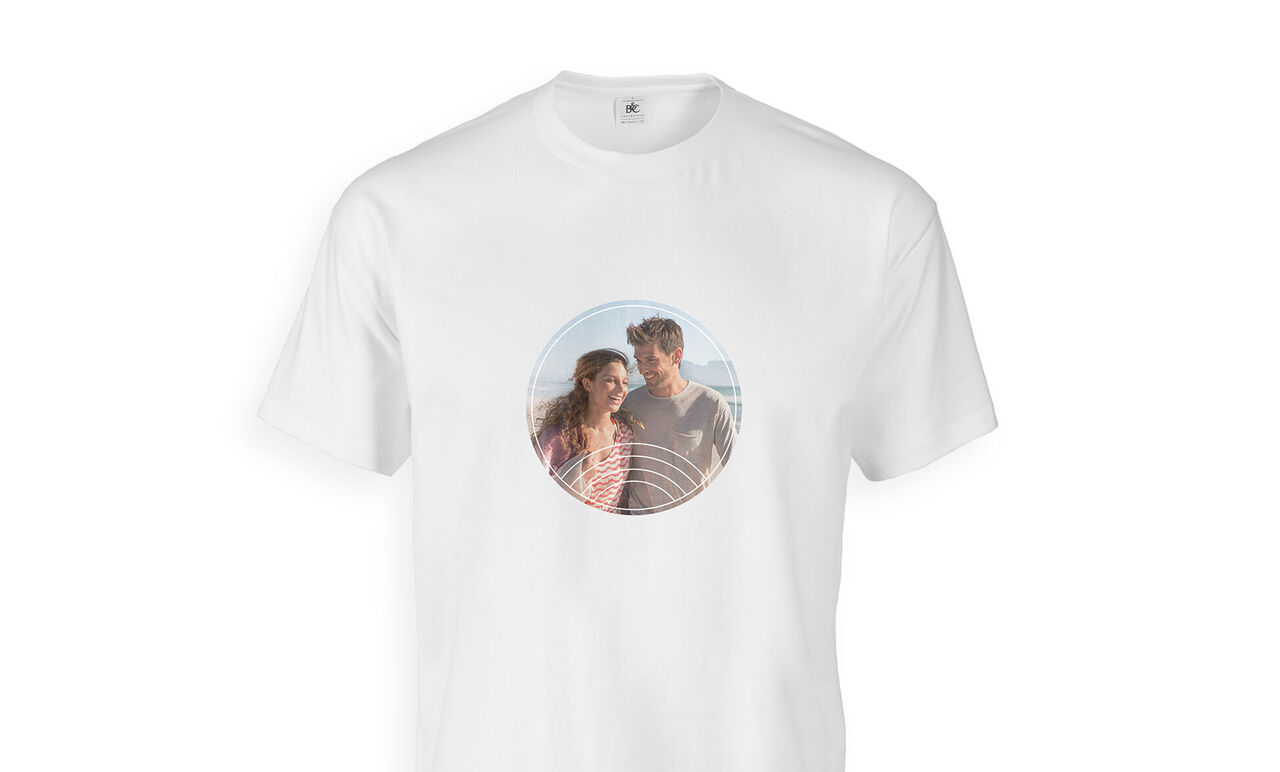 Ett vitt T-shirt med en rund tryck som visar ett par i naturen