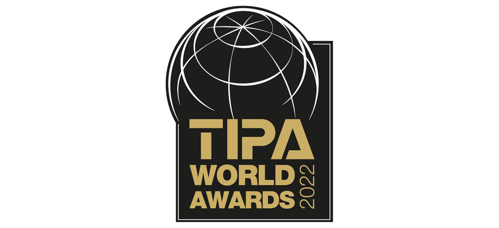 Logo för TIPA World Awards 2022 med en globdesign