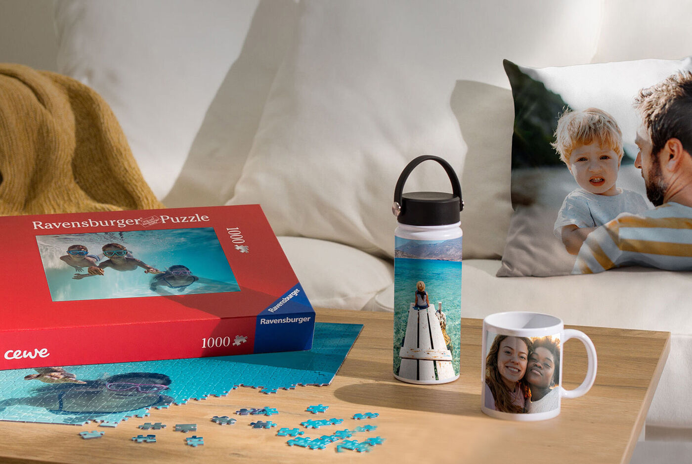 Ett vackert bord med ett Ravensburger pussel, en personlig vattenflaska och en kudde med ett foto.