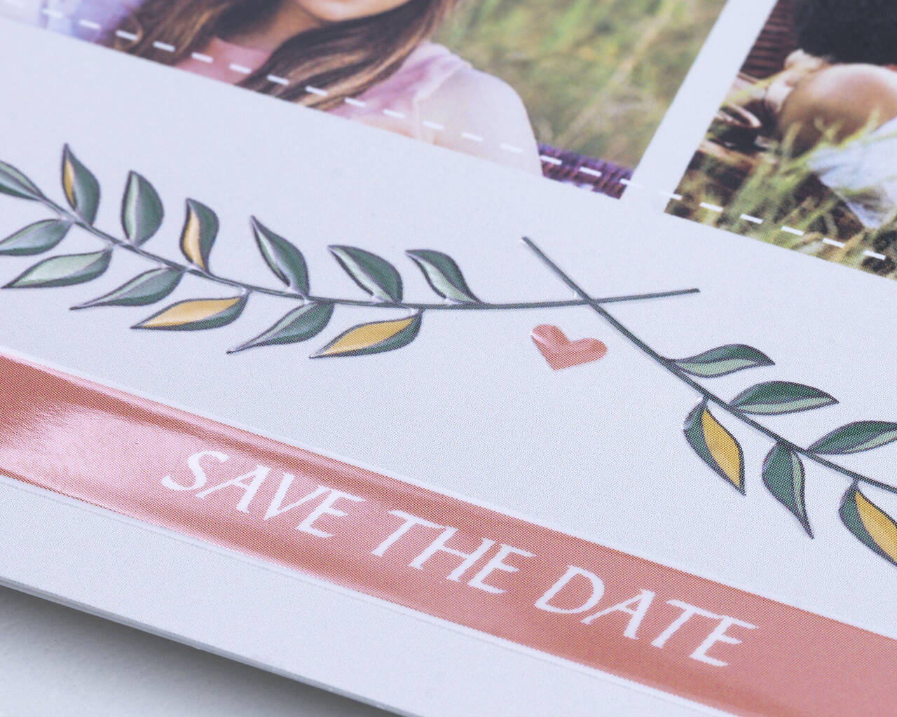 Ett glatt 'Save the Date' med hjärtan och bladd dekor.