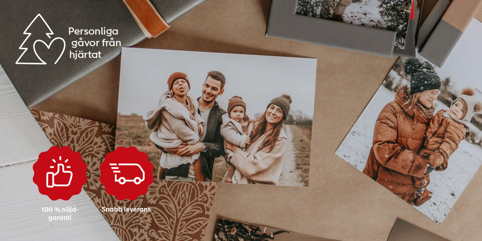 Ett välutformat fotomotiv med en familj i naturen, omgiven av personliga minnen och gåvor