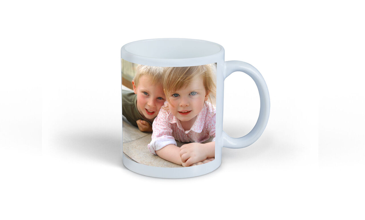 En mugg med ett kärleksfullt foto av två små barn som ler och leker