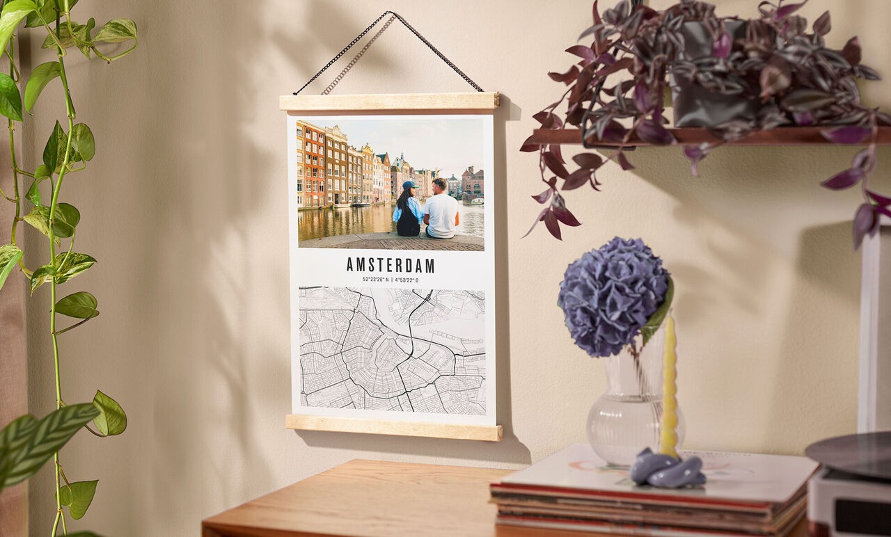 Underbar väggmålning med ett foto av ett par framför de vackra kanalerna i Amsterdam samt en karta.