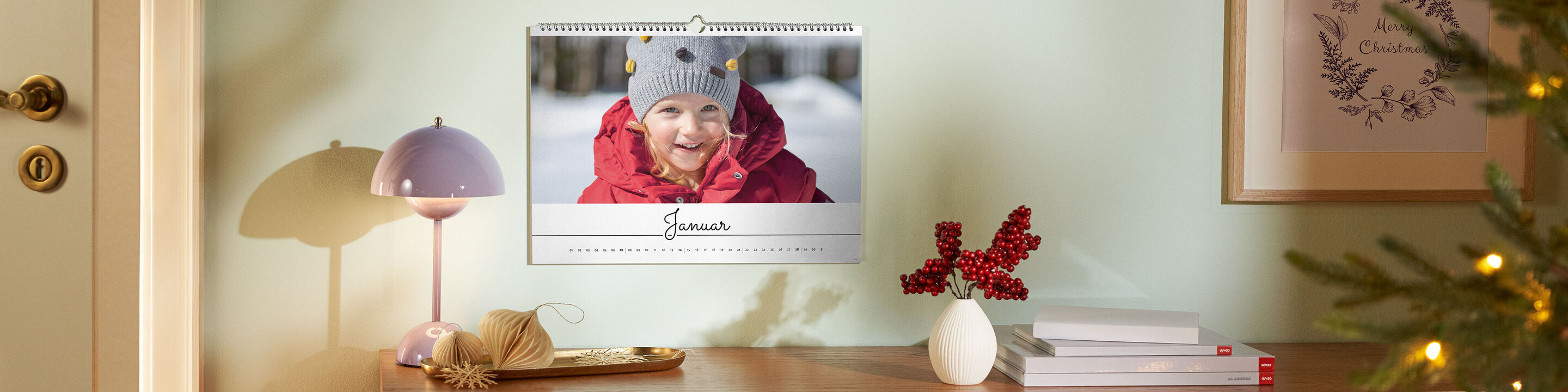 Fin fotokalender för januari hänger på en vägg.