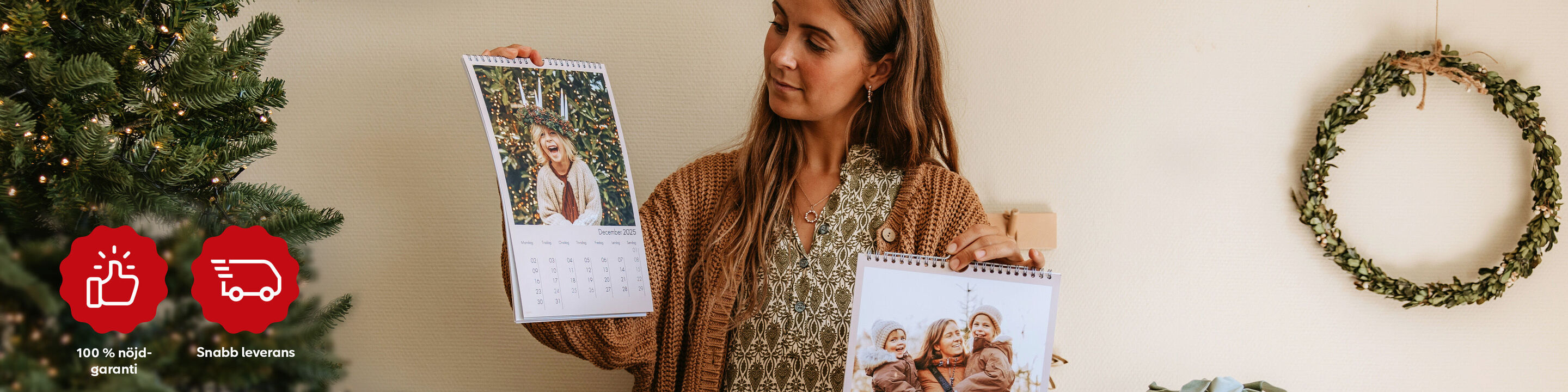 Kvinna visar två kreativa väggkalendrar med familjebilder.