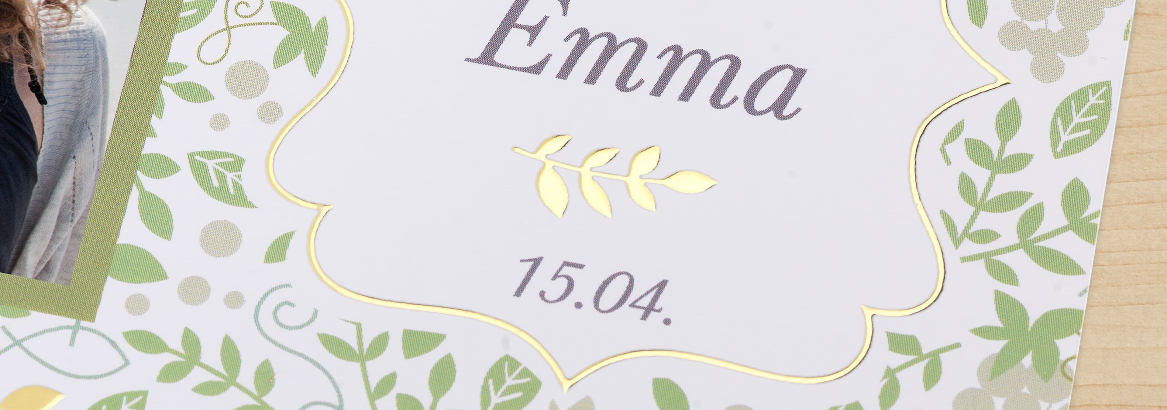 En detaljerad fotodrucken med namnet "Emma" i gyllene text och en dekorram av gröna blad.
