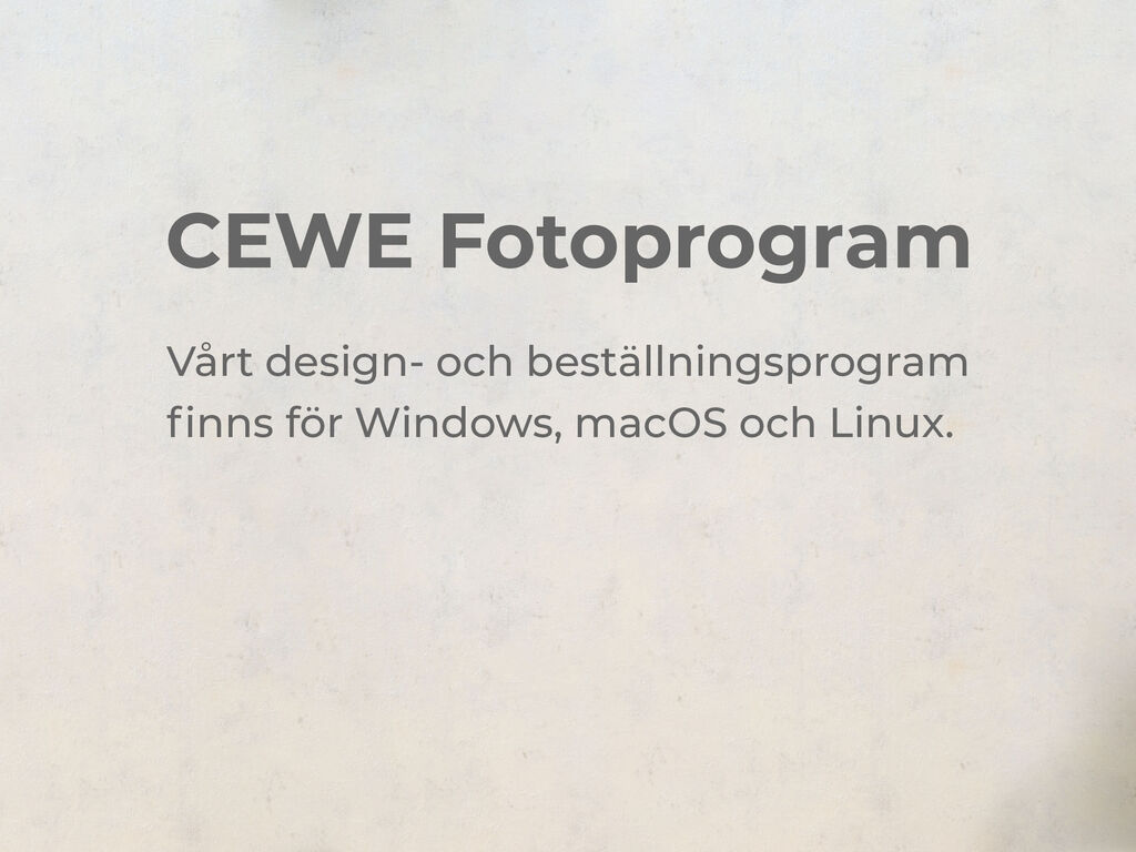 Text på ljus bakgrund: "CEWE Fotovärld Design- och beställningsprogram för Windows, macOS och Linux"
