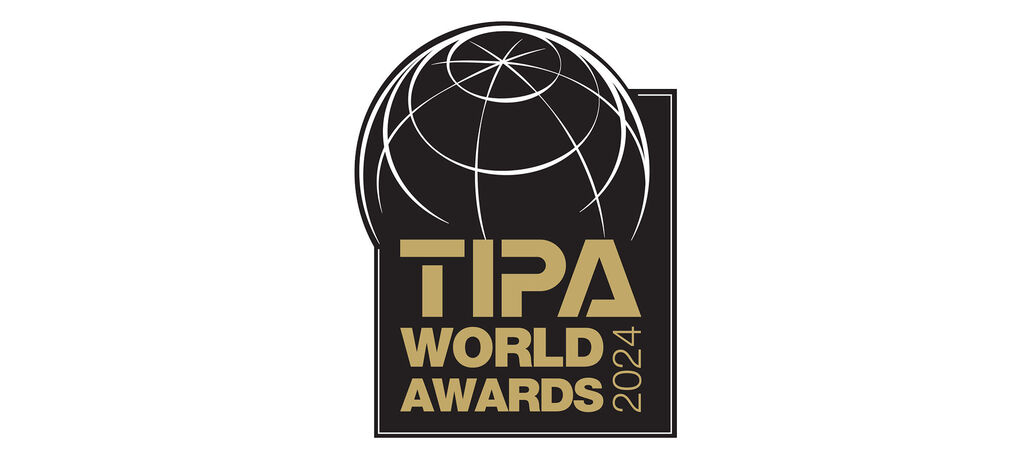 Logo för TPA World Awards 2024 med en stiliserad jordglob
