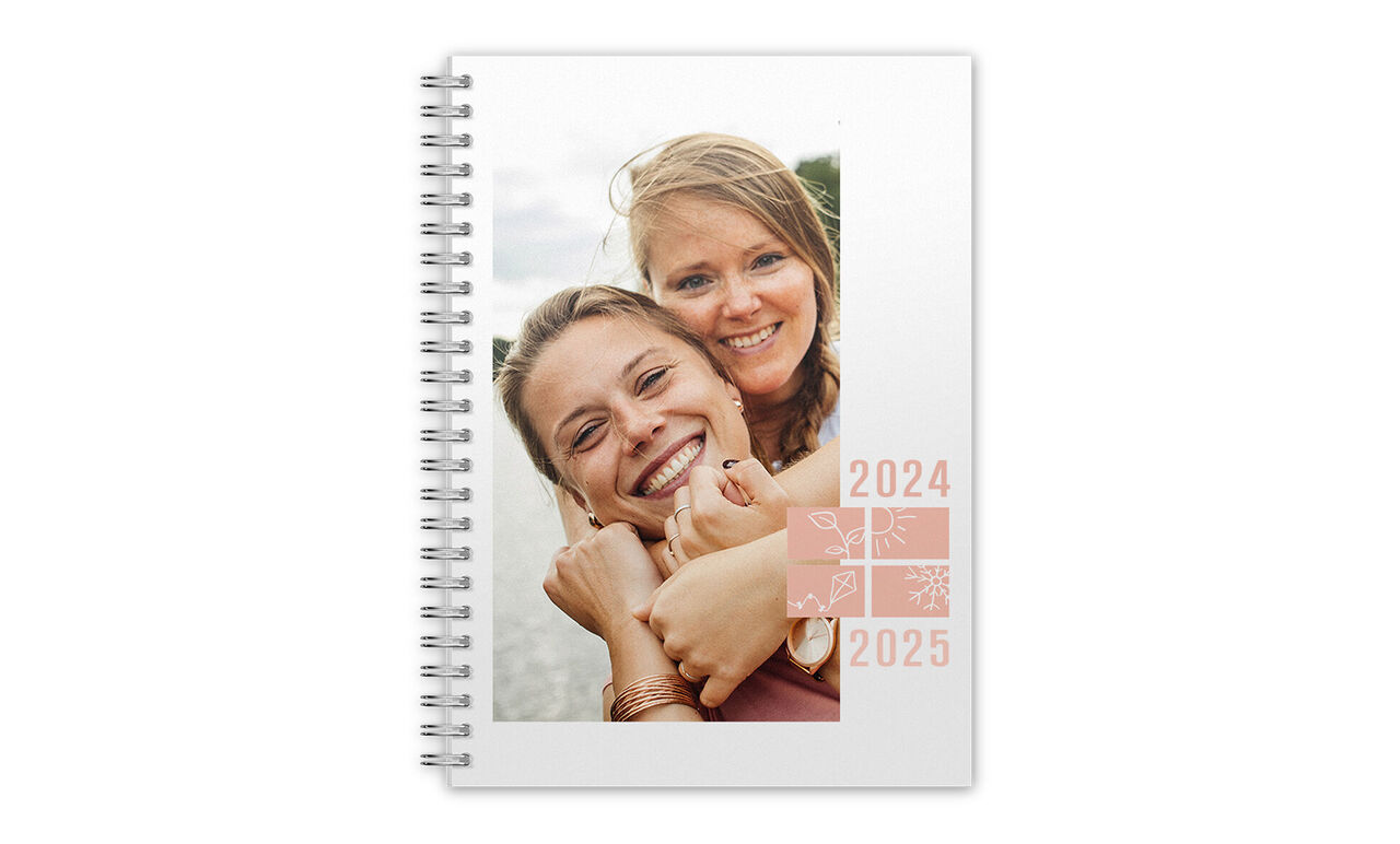 Vacker fotokalender med personliga stunder, kärleksfullt designad, visar år 2024 och 2025.