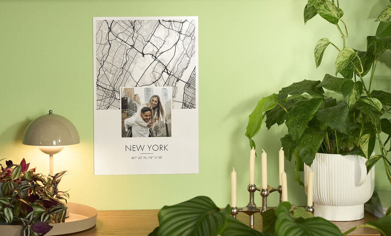 En affisch av New York hänger på en grön vägg. Den visar en scen med texten 'NEW YORK'.